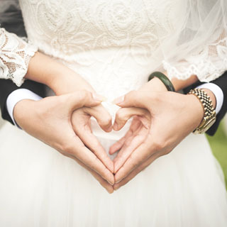 χέρια γαμπρού και νύφης